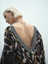 Długi sweter AKEP z żakardu w cętki Akep